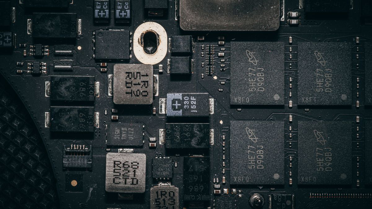 Detailaufnahme einer Computerplatine mit Speicherchips und elektronischen Bauteilen.