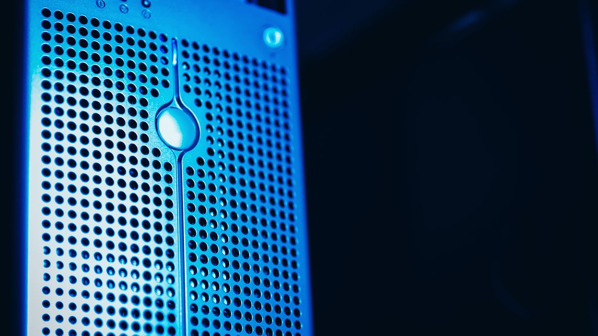 Server-Rack mit blauer Beleuchtung in einem modernen Rechenzentrum.